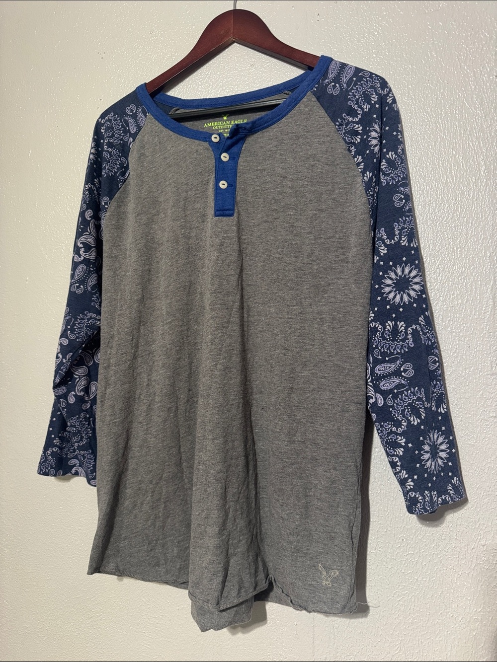 American Eagle Athletic Fit Paisley Raglan Henley Shirt Men’s Size Large Gray